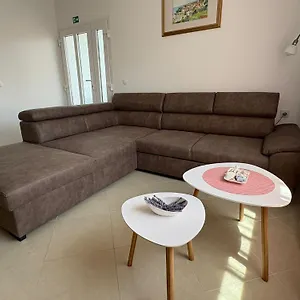  Apartment Ante